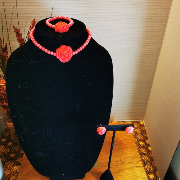 Vintage Small Child Size Bright Pink Resin Rose and Iridescent Bead Jewelry Set - Picture 9 of 12